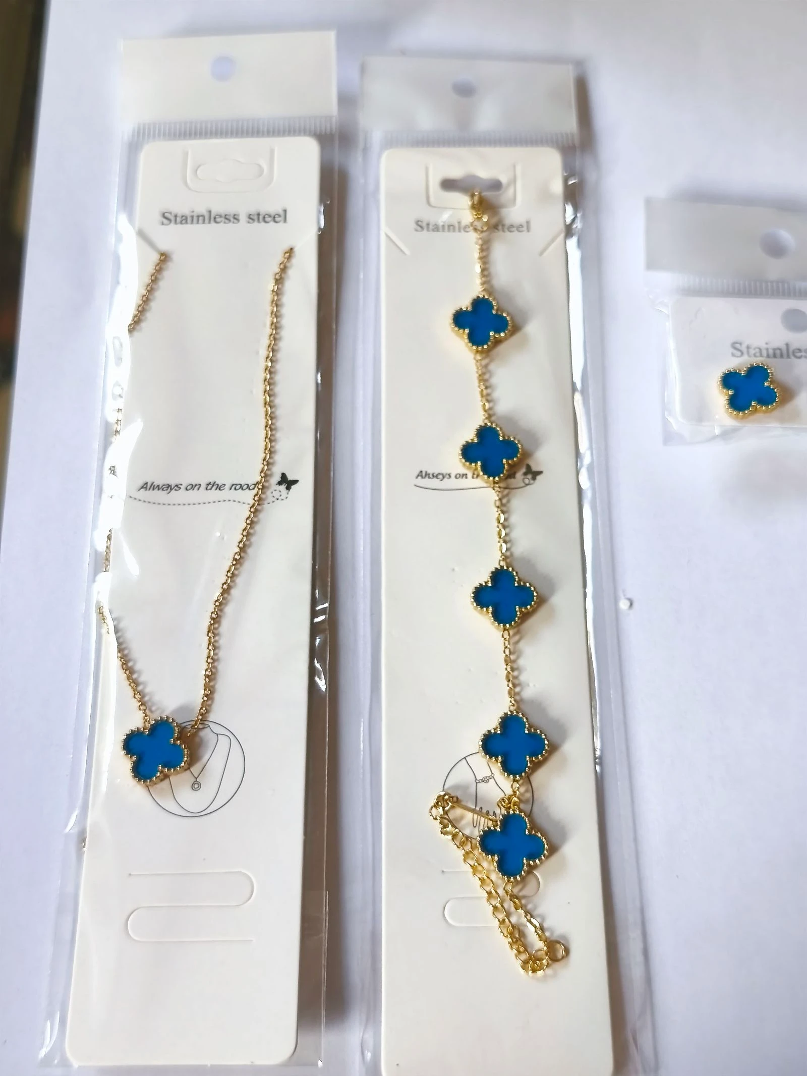 Conjunto de gargantila pulseira e brincos de trevo azul claro com corrente dourada – photo 8